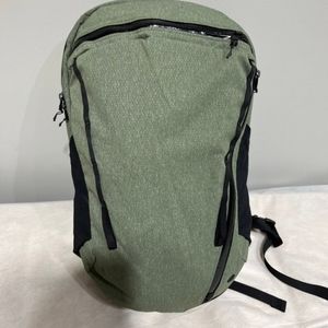 Lululemon Core backpack 2.0 NWT Green!
